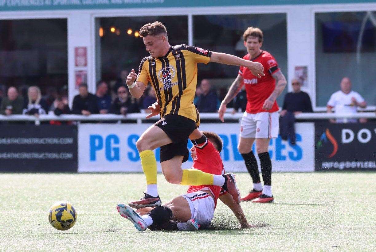 Louis Collins tries to find space for Folkestone. Picture: Max English (@max_ePhotos)
