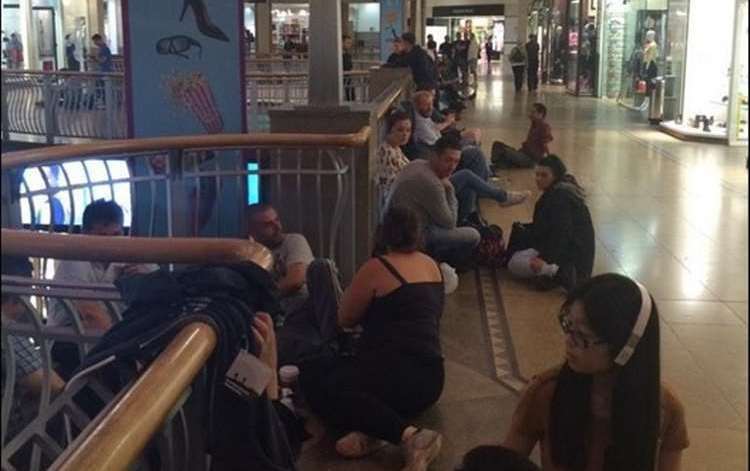 Shoppers queuing overnight to buy the latest iphone in Bluewater. Photo credit: DaveBruce77